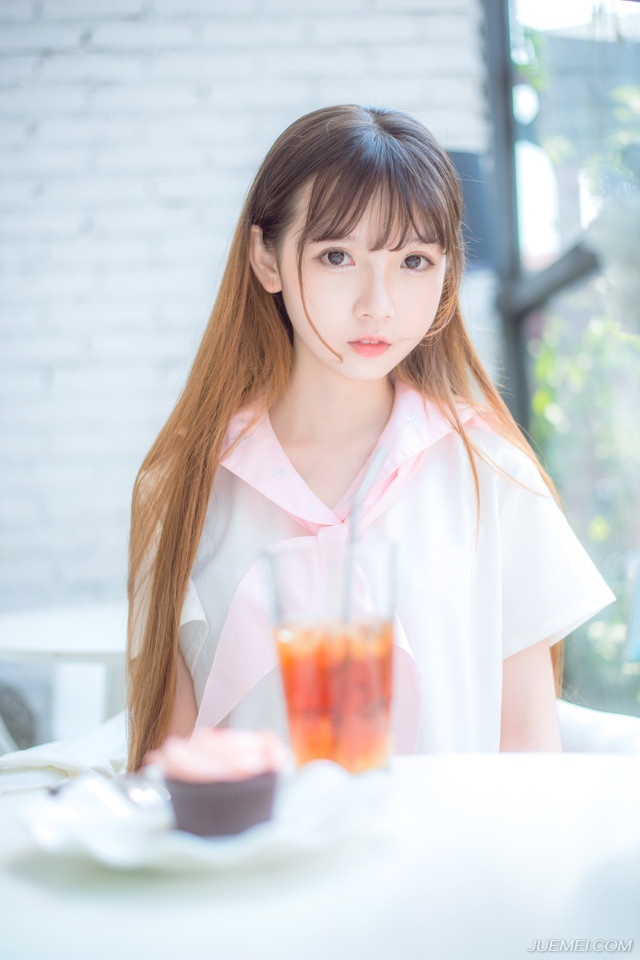“听从先生调遣！”剩下的蜀将见越来越多的人跪下，盲从加上心中同样对庞统画出来的蓝图吸引，相继跪倒一片，到最后，只剩下刘璝孤零零的站在原地，看着满堂跪在地上的蜀将，面色阴晴不定，跪也不是，不跪也不是。